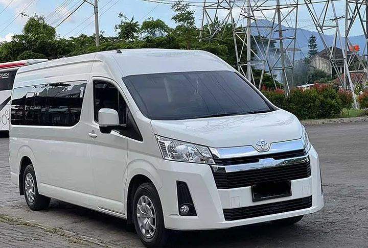 Hiace Bus (Premium)